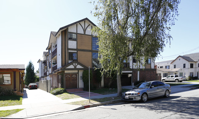 702 Raleigh St in Glendale, CA - Building Photo - Building Photo