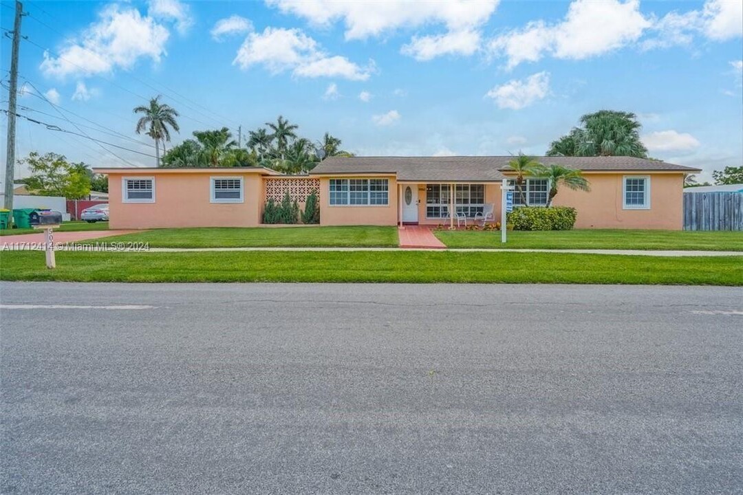 502 SE 3rd Ave in Dania Beach, FL - Building Photo