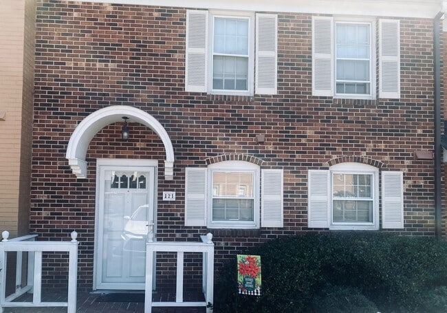 property at 121 Charlestowne Cir