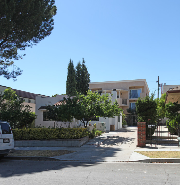 617 E Tujunga Ave in Burbank, CA - Foto de edificio