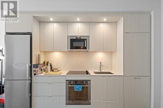 30-230 Inn On The Pk Dr in Toronto, ON - Building Photo - Building Photo
