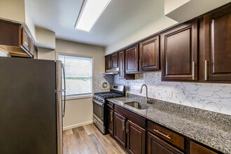 Convery Gardens in Perth Amboy, NJ - Building Photo - Interior Photo