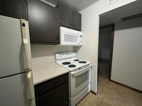 6143 W Cold Spring Rd in Greenfield, WI - Building Photo - Building Photo