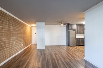 Whitestone at Landmark in Alexandria, VA - Foto de edificio - Interior Photo