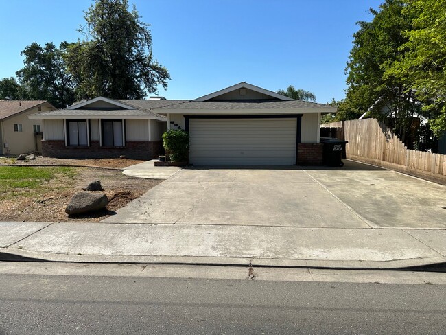 5343 W Walnut Ave in Visalia, CA - Building Photo - Building Photo