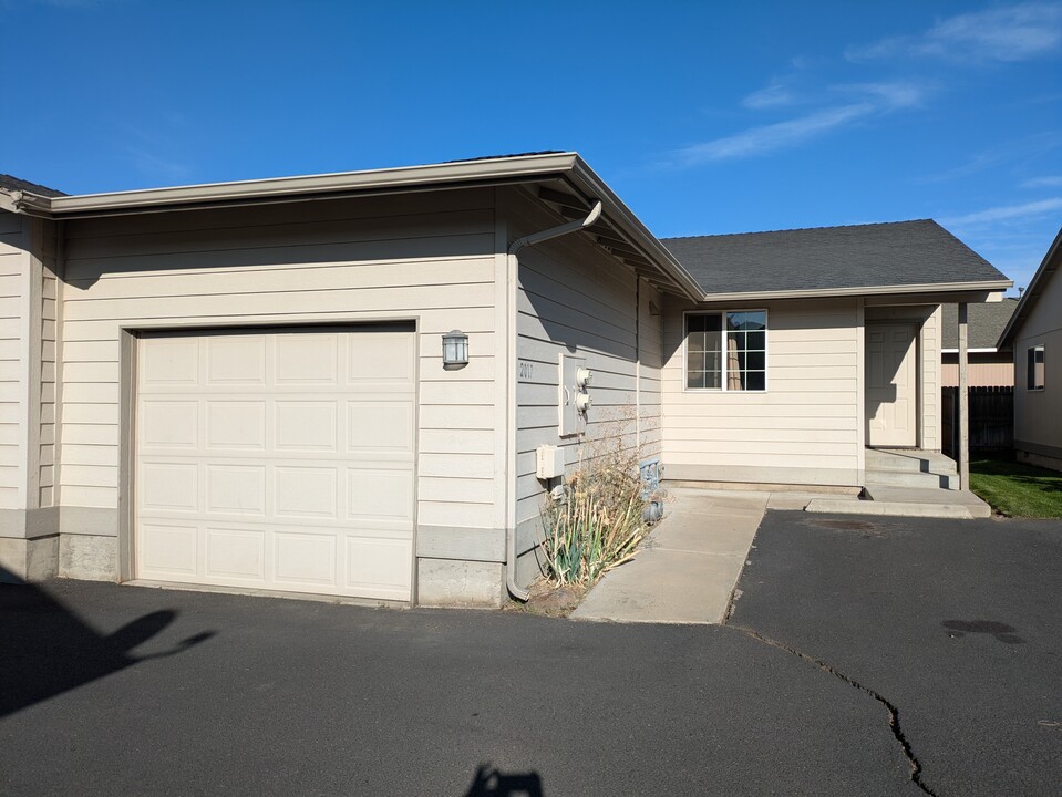 2017 NW Cedar Ave in Redmond, OR - Building Photo