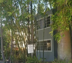 8616 Holloway Dr in West Hollywood, CA - Building Photo