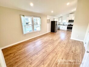 1277 Vin Scully Ave-Unit -1277 1/2 in Los Angeles, CA - Building Photo - Building Photo