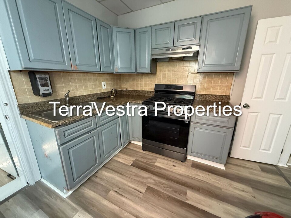 218 Warren St in Gloucester City, NJ - Building Photo