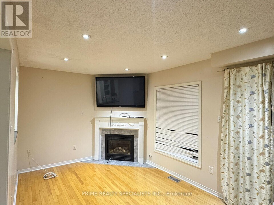 122 Olympia Crescent in Brampton, ON - Building Photo