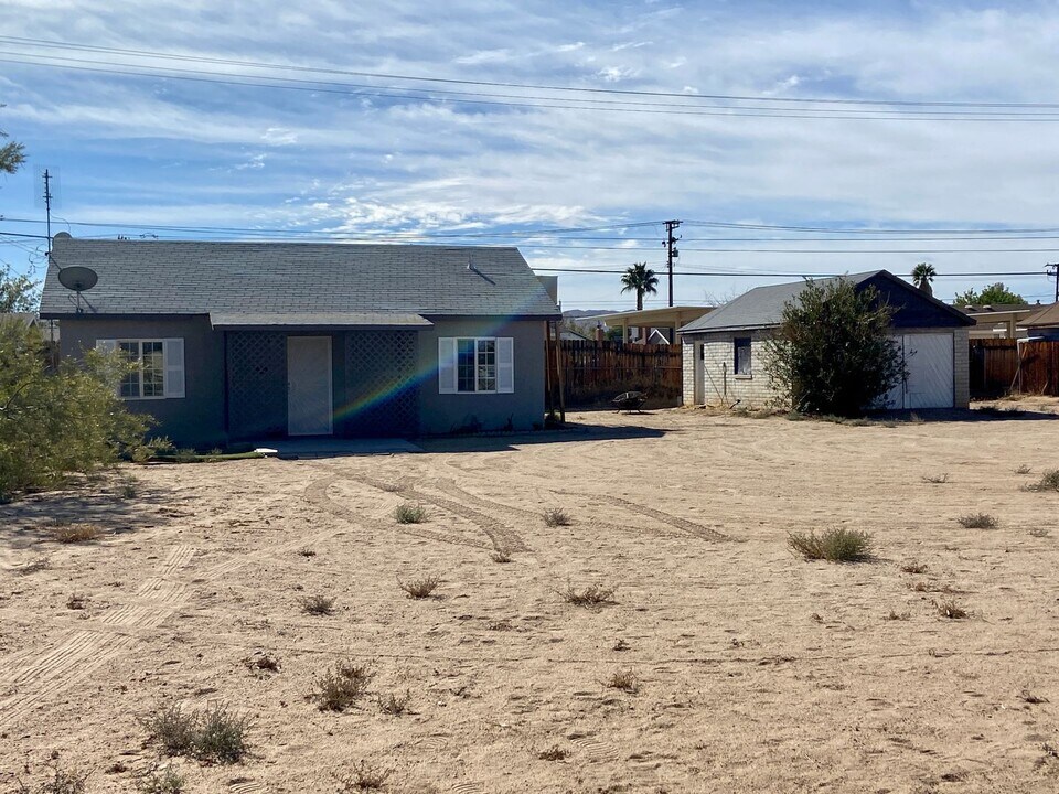 215 W Haloid Ave in Ridgecrest, CA - Building Photo