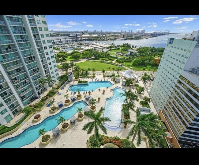244 Biscayne Blvd, Unit 2407 in Miami, FL - Foto de edificio - Building Photo