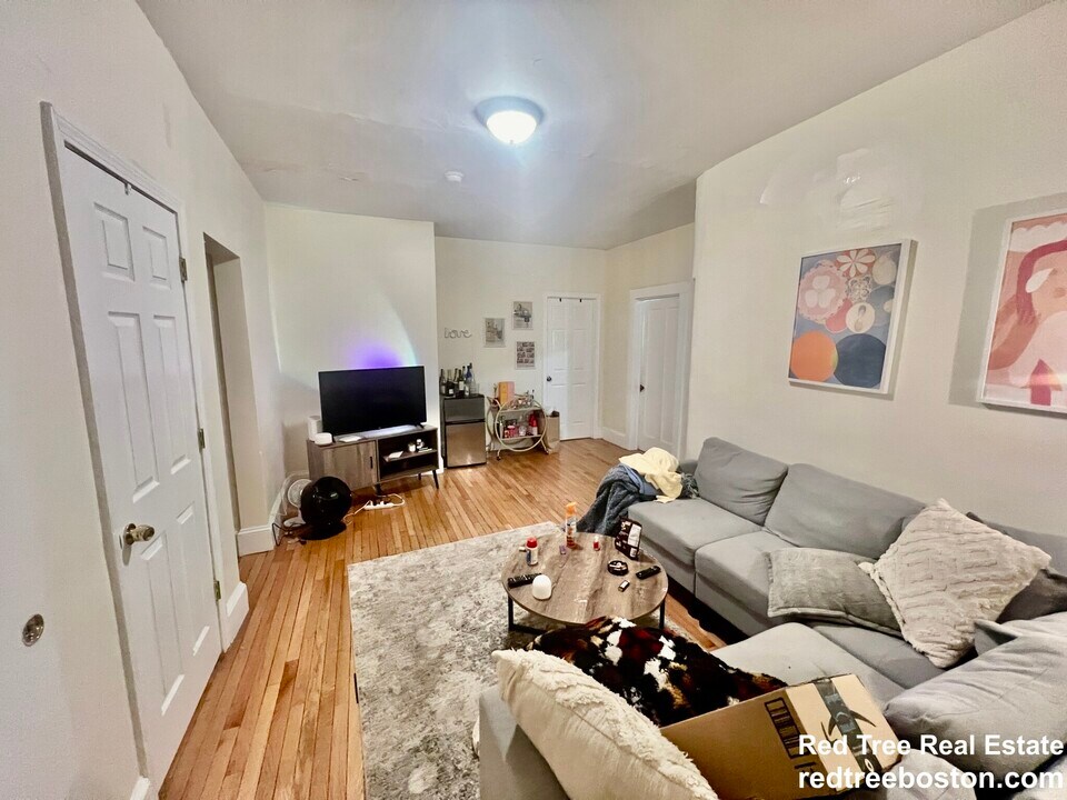 322 St Paul St in Brookline, MA - Foto de edificio