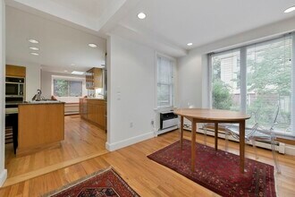 572 Franklin St, Unit 572 in Cambridge, MA - Foto de edificio - Building Photo