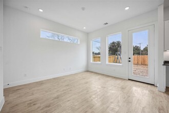 8103 Calhoun Rd in Houston, TX - Building Photo - Building Photo