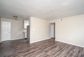 Westwood Apartments in Waterloo, IA - Foto de edificio - Building Photo