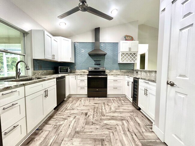 210 SE 1st Pl in Cape Coral, FL - Foto de edificio - Building Photo