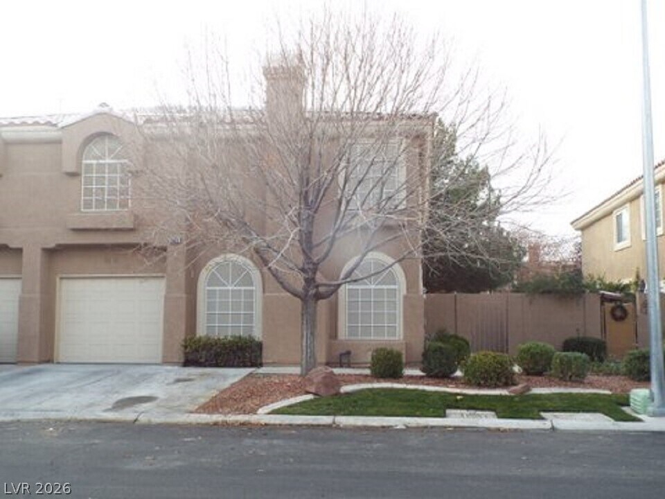 9623 Gunsmith Dr in Las Vegas, NV - Building Photo