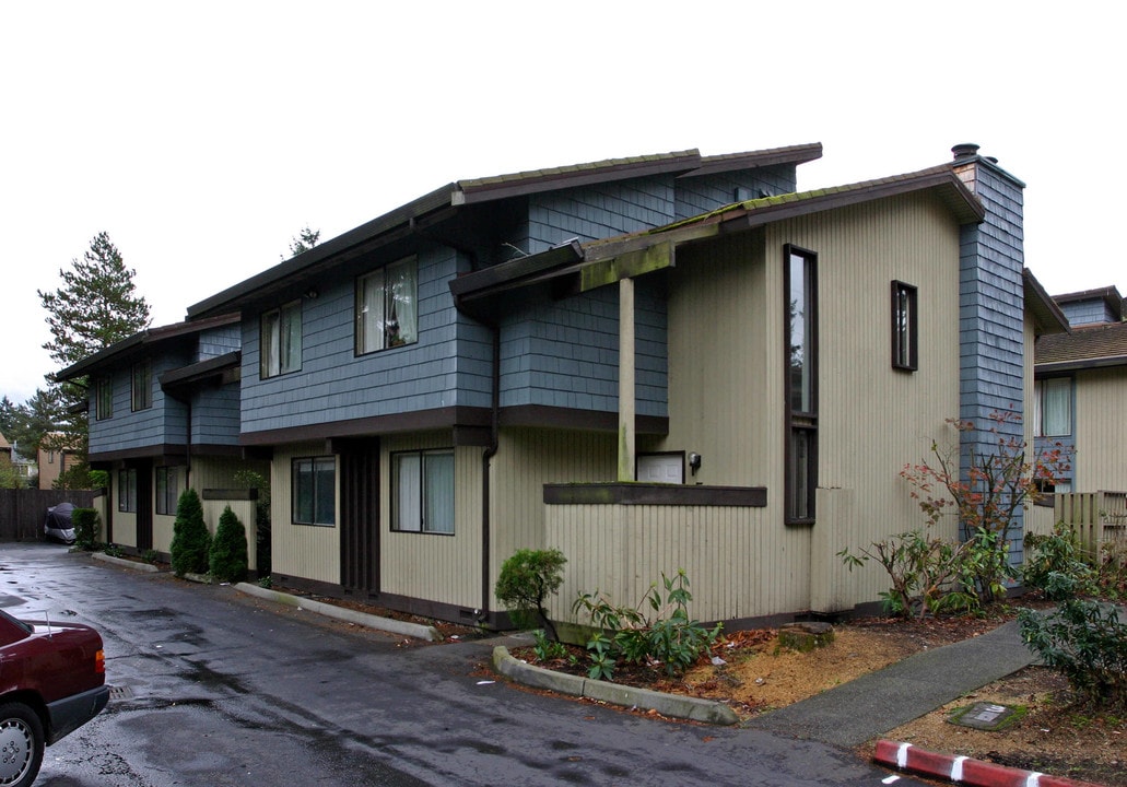 Strawberry Patch Apartments in Bellevue, WA - Building Photo