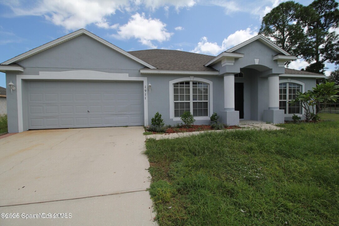 1911 Garbett Ave in Palm Bay, FL - Building Photo