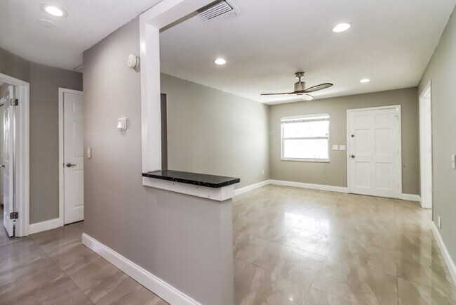3713 37th St N in St. Petersburg, FL - Building Photo - Building Photo