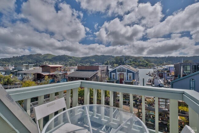 63 Issaquah Dock in Sausalito, CA - Building Photo - Building Photo