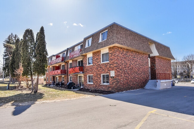 1554 Queenston Rd in Cambridge, ON - Building Photo - Building Photo