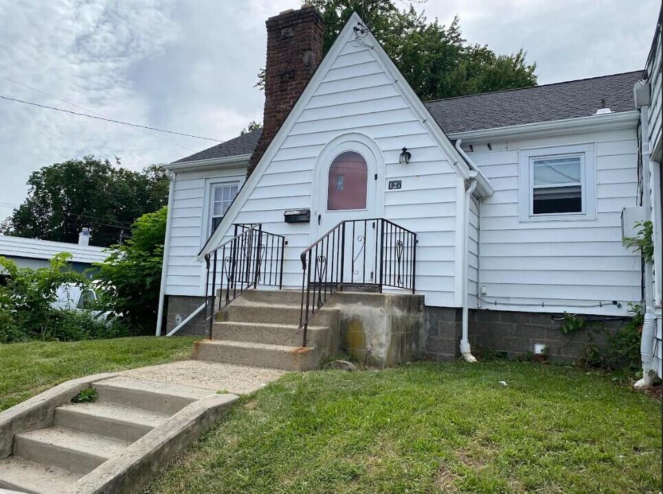 127 N Middletown Rd in Pearl River, NY - Building Photo