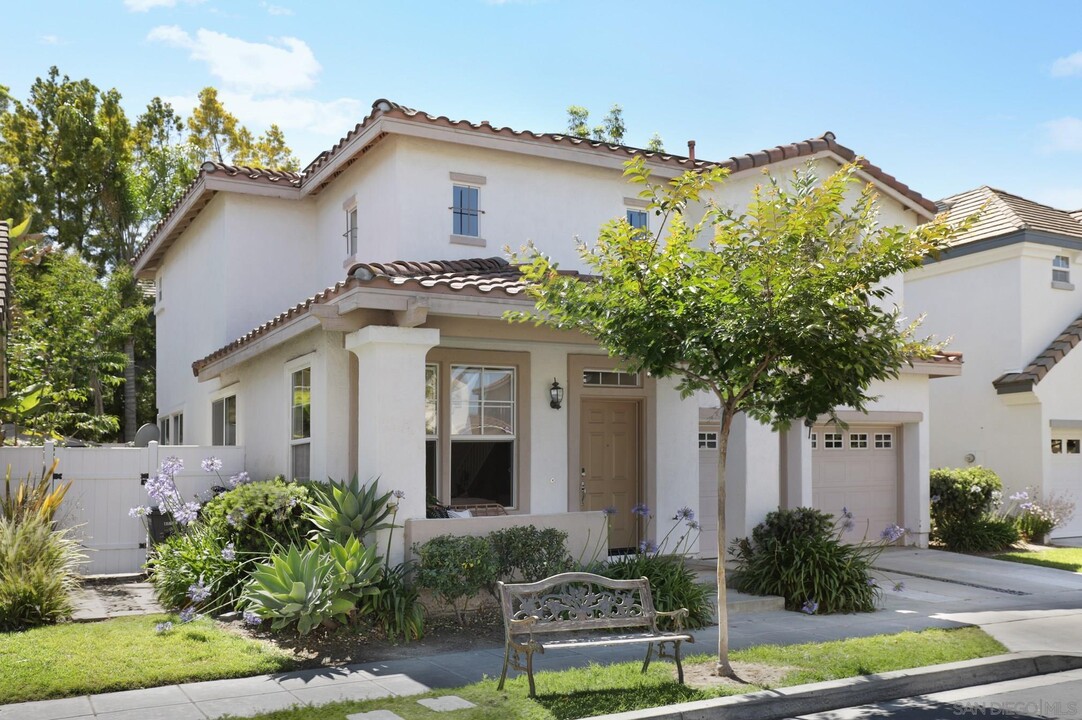 1207 Cambria Way in Encinitas, CA - Foto de edificio