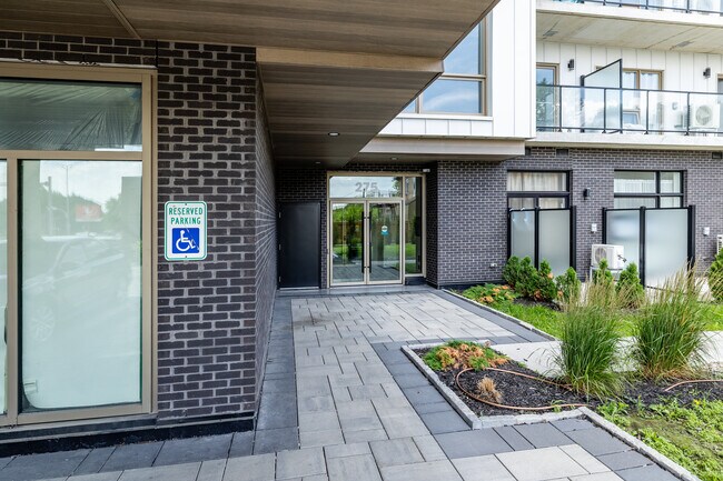 Le Luca in Laval, QC - Building Photo - Building Photo