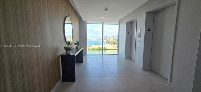 7910 Harbor Island Dr in North Bay Village, FL - Building Photo - Building Photo