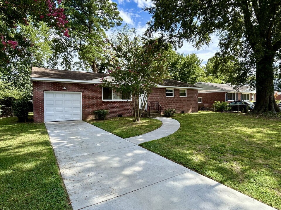 8120 Halprin Dr in Norfolk, VA - Building Photo