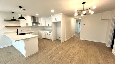 2010 E Kearney St in Laredo, TX - Building Photo - Building Photo
