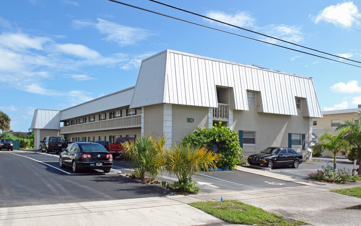 Hummingbird Apartments in North Palm Beach, FL - Building Photo