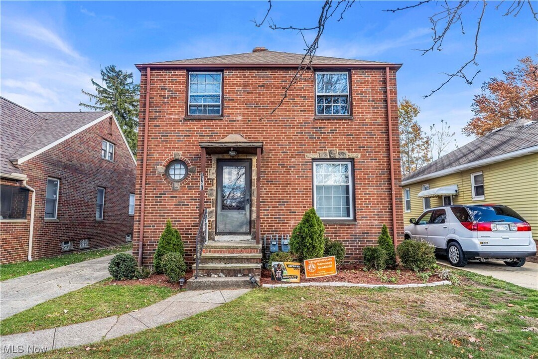 6151 Wareham Dr in Cleveland, OH - Foto de edificio