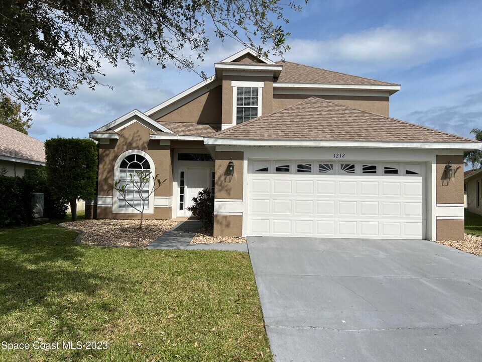 1212 Foxridge Pl in Melbourne, FL - Building Photo