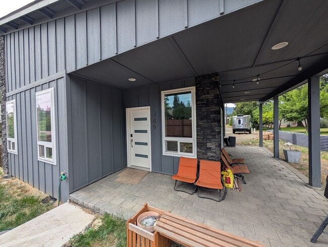property at 709 W 2nd St