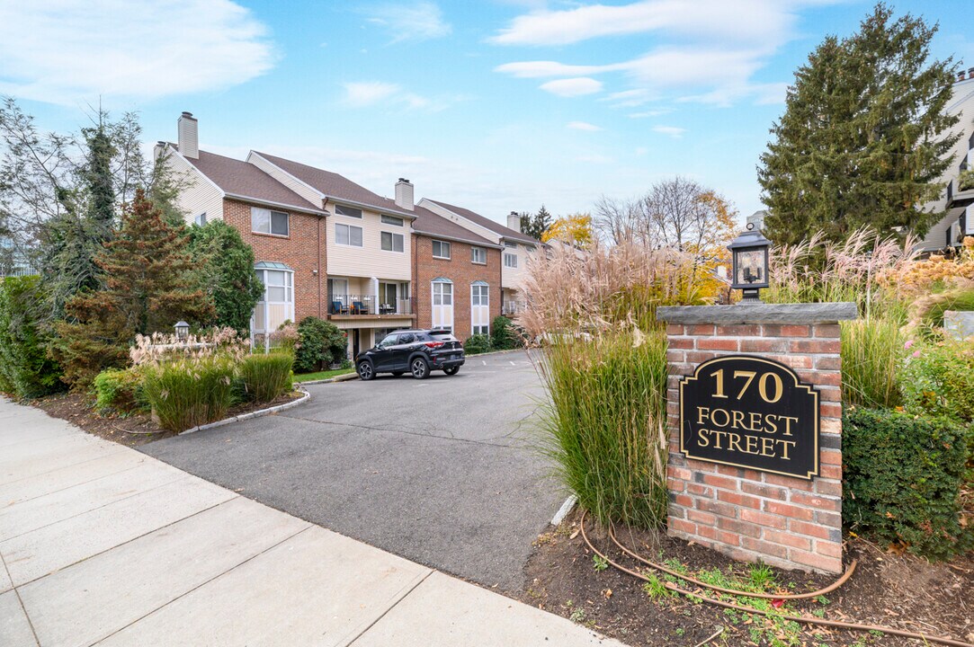 170 Forest St in Stamford, CT - Building Photo