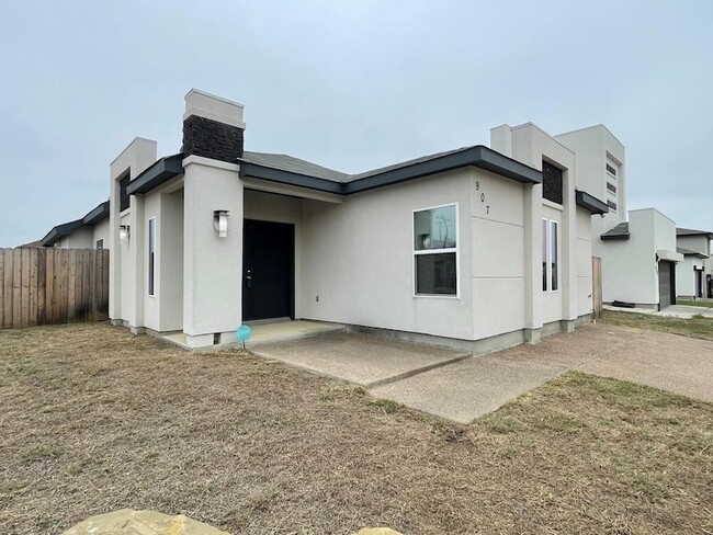 907 La Rosita, Unit 1106 in Laredo, TX - Building Photo - Building Photo