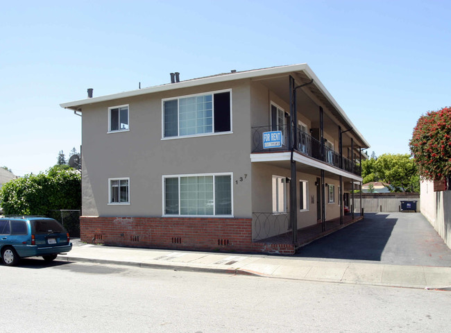 137 5th Ave in Redwood City, CA - Building Photo - Building Photo