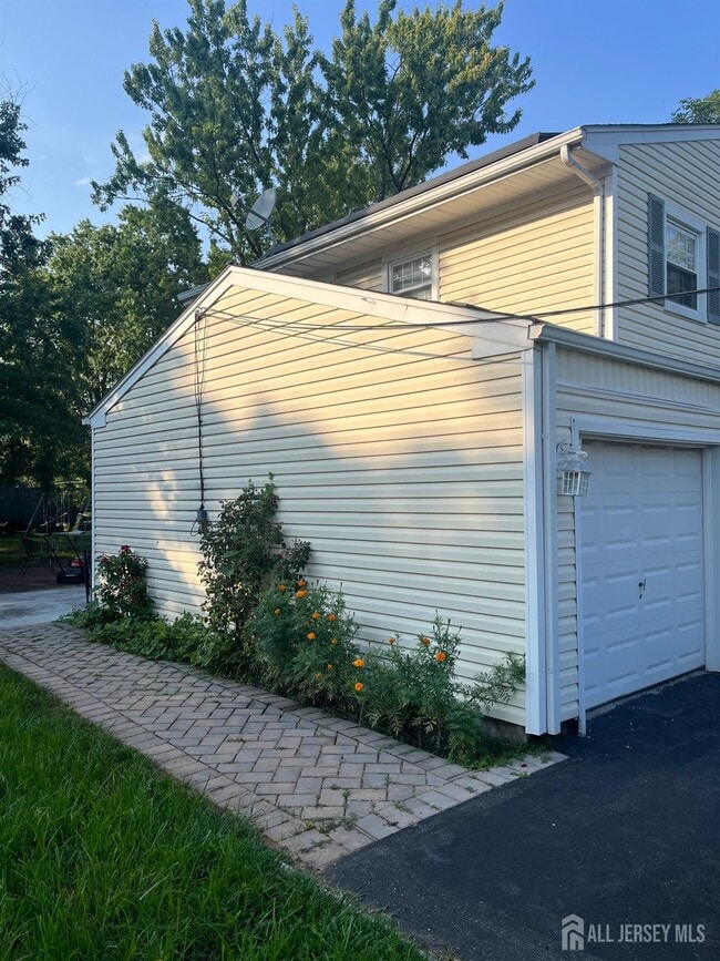 8 Jade Pl in Woodbridge Township, NJ - Building Photo - Building Photo