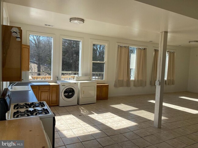 856 Spriggs Rd in Berkeley Springs, WV - Building Photo - Building Photo