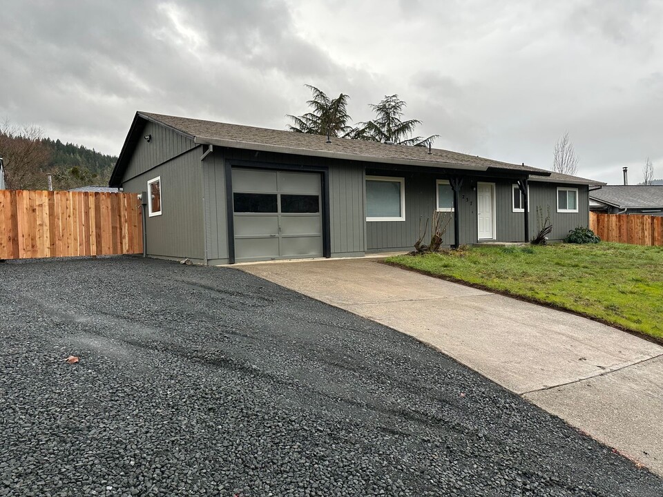 237 Clark Terrace in Myrtle Creek, OR - Building Photo