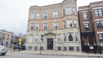 922 W Addison St, Unit M03H in Chicago, IL - Building Photo