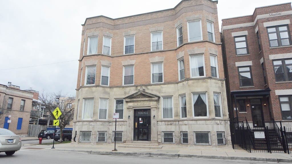 922 W Addison St, Unit M03H in Chicago, IL - Foto de edificio