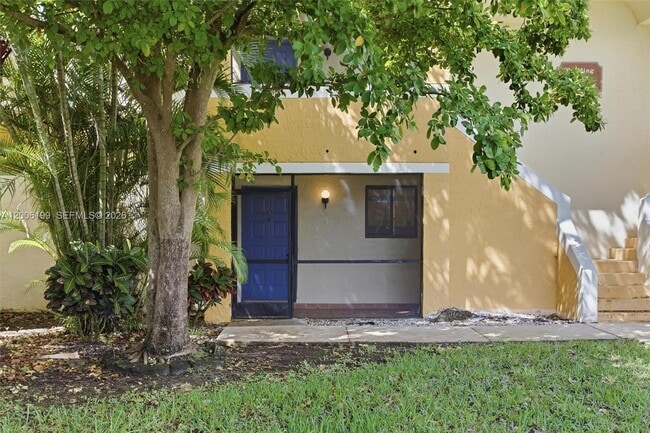 183 Lakeview Dr in Weston, FL - Building Photo - Building Photo
