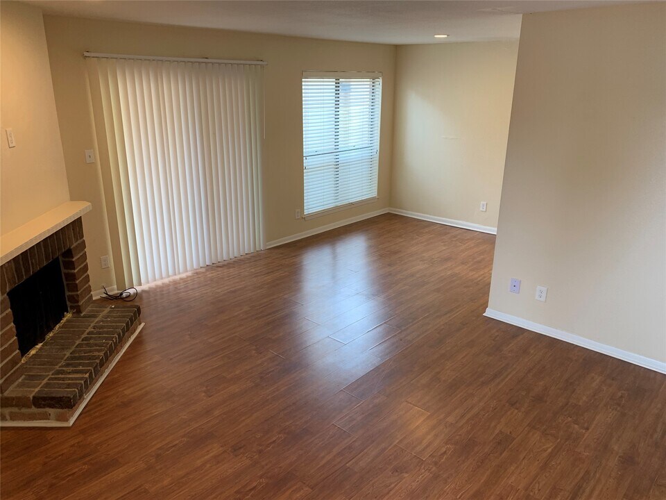 16111 Aspenglenn Dr in Houston, TX - Building Photo