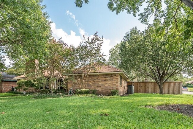 2000 Geneva Dr in Richardson, TX - Building Photo - Building Photo