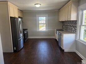 523 Bayview Ave in Cedarhurst, NY - Building Photo