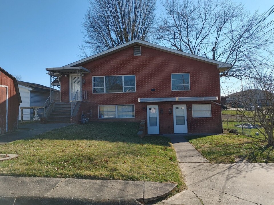 2204 6th Ave-Unit -Apt A in Parkersburg, WV - Building Photo